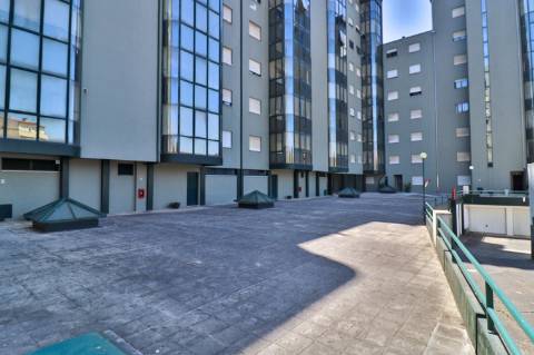 Apartamento T4 em condomínio fechado disponível para venda