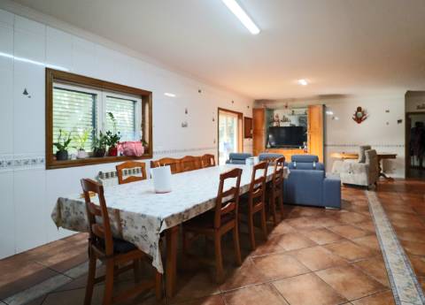 Quinta com 11.439 m², piscina coberta e 4 suítes - tranquilidade perto da cidade