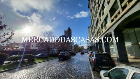 Loja com grande área, inserida em plena Rua...