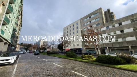 Loja com grande área, inserida em plena Rua...