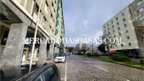 Loja com grande área, inserida em plena Rua...