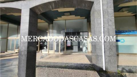 Loja com grande área, inserida em plena Rua...