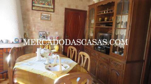 Apresentamos esta excelente Moradia T3,...
