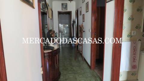 Apresentamos esta excelente Moradia T3,...