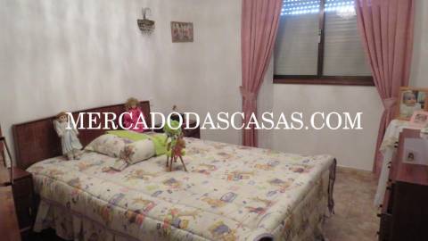 Apresentamos esta excelente Moradia T3,...