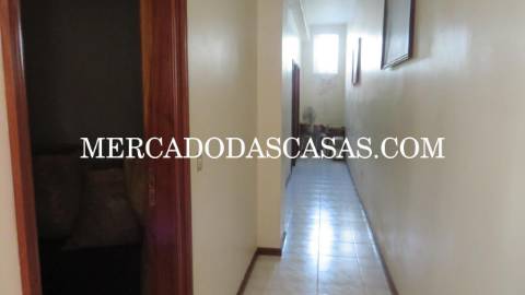 Apresentamos esta excelente Moradia T3,...