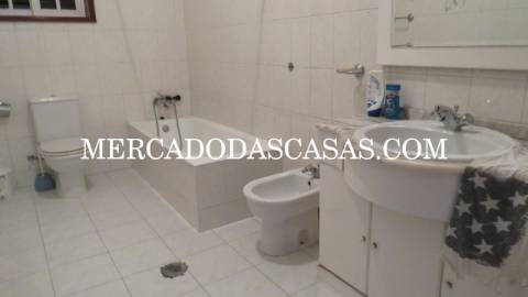 Apresentamos esta excelente Moradia T3,...