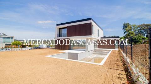 Apresentamos-lhe esta magnífica moradia T4, onde...