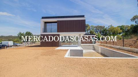 Apresentamos-lhe esta magnífica moradia T4, onde...