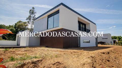 Apresentamos-lhe esta magnífica moradia T4, onde...