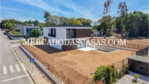 Apresentamos-lhe esta magnífica moradia T4, onde...