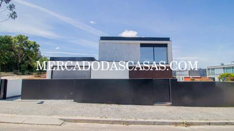 Apresentamos-lhe esta magnífica moradia T4, onde...