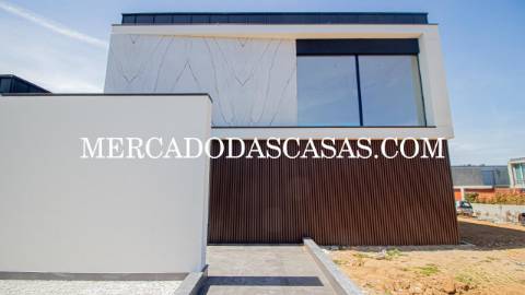 Apresentamos-lhe esta magnífica moradia T4, onde...