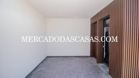 Apresentamos-lhe esta magnífica moradia T4, onde...