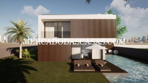 Apresentamos-lhe esta magnífica moradia T4, onde...