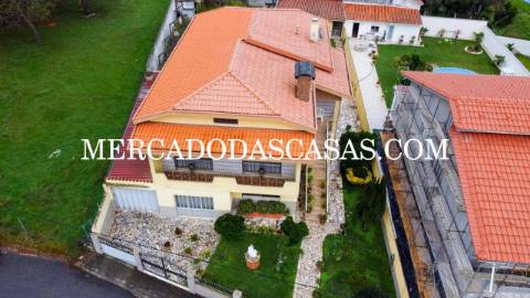 Moradia T4 + sótão localizada em Anta, Espinho....