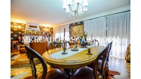Moradia T4 + sótão localizada em Anta, Espinho....