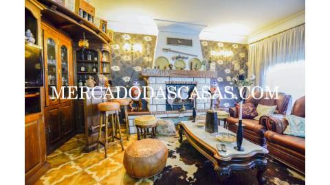 Moradia T4 + sótão localizada em Anta, Espinho....