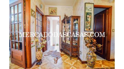 Moradia T4 + sótão localizada em Anta, Espinho....