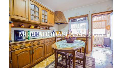 Moradia T4 + sótão localizada em Anta, Espinho....