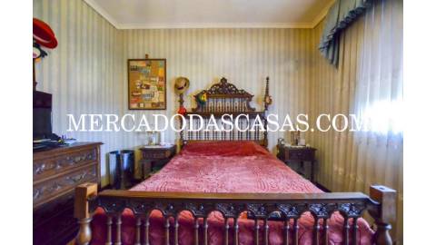Moradia T4 + sótão localizada em Anta, Espinho....