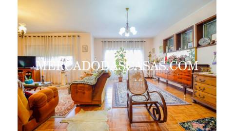Moradia T4 + sótão localizada em Anta, Espinho....