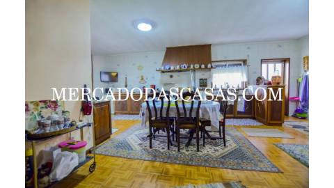 Moradia T4 + sótão localizada em Anta, Espinho....