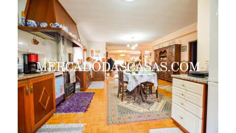 Moradia T4 + sótão localizada em Anta, Espinho....