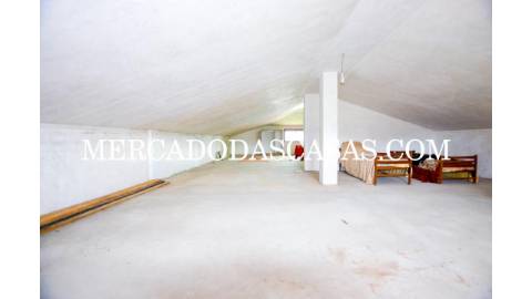 Moradia T4 + sótão localizada em Anta, Espinho....