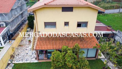 Moradia T4 + sótão localizada em Anta, Espinho....