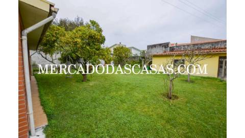 Moradia T4 + sótão localizada em Anta, Espinho....
