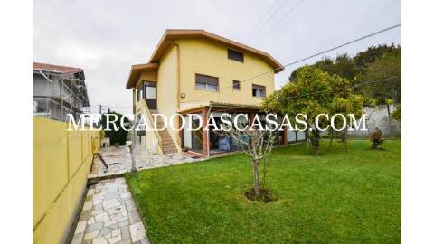 Moradia T4 + sótão localizada em Anta, Espinho....