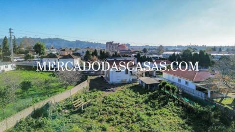 Moradia Isolada bifamiliar T3 no primeiro andar...