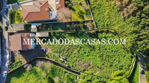 Moradia Isolada bifamiliar T3 no primeiro andar...