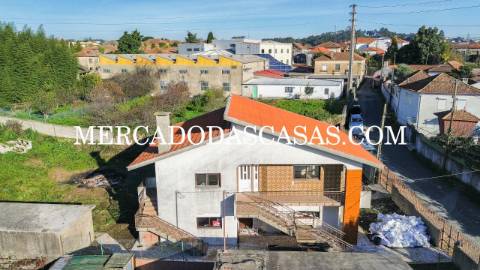Moradia Isolada bifamiliar T3 no primeiro andar...