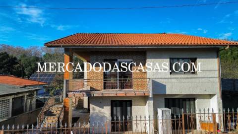Moradia Isolada bifamiliar T3 no primeiro andar...