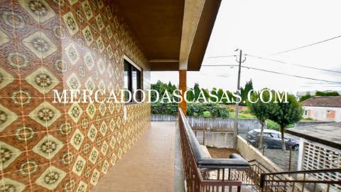 Moradia Isolada bifamiliar T3 no primeiro andar...