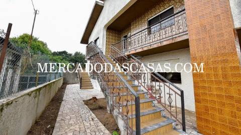 Moradia Isolada bifamiliar T3 no primeiro andar...