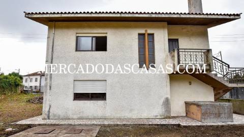 Moradia Isolada bifamiliar T3 no primeiro andar...