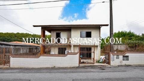 Moradia Isolada bifamiliar T3 no primeiro andar...