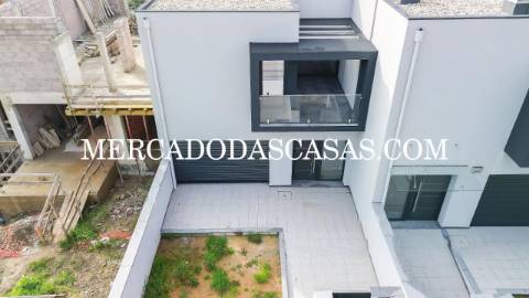 Moradia T3 Nova de duas frentes em Lobão –...