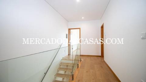 Moradia T3 Nova de duas frentes em Lobão –...
