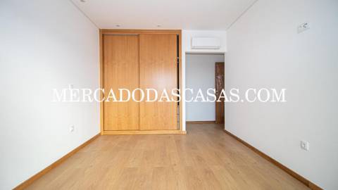 Moradia T3 Nova de duas frentes em Lobão –...