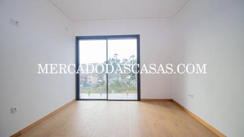 Moradia T3 Nova de duas frentes em Lobão –...
