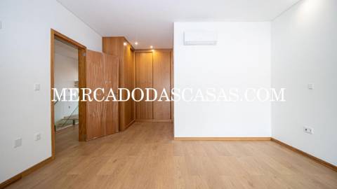 Moradia T3 Nova de duas frentes em Lobão –...