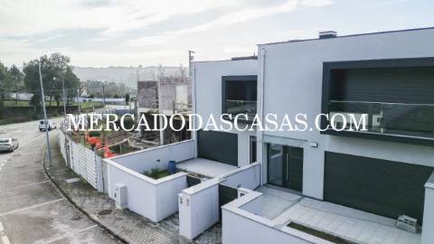 Moradia T3 Nova de duas frentes em Lobão –...