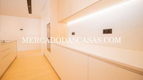 Apartamento T4, grandes áreas e excelência...