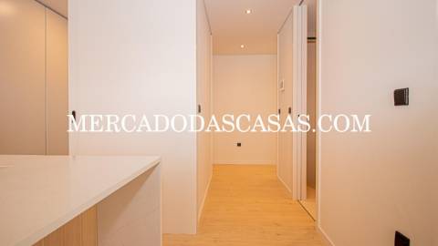 Apartamento T2, 2 lugares de garagem, arrumos...