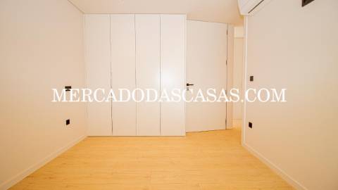 Apartamento T2, 2 lugares de garagem, arrumos...