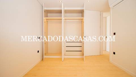 Apartamento T2, 2 lugares de garagem, arrumos...